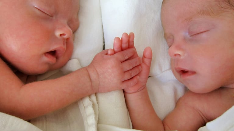 Zwillinge: Mehrlingsschwangerschaften sind sehr selten und mit gewissen Risiken verbunden.