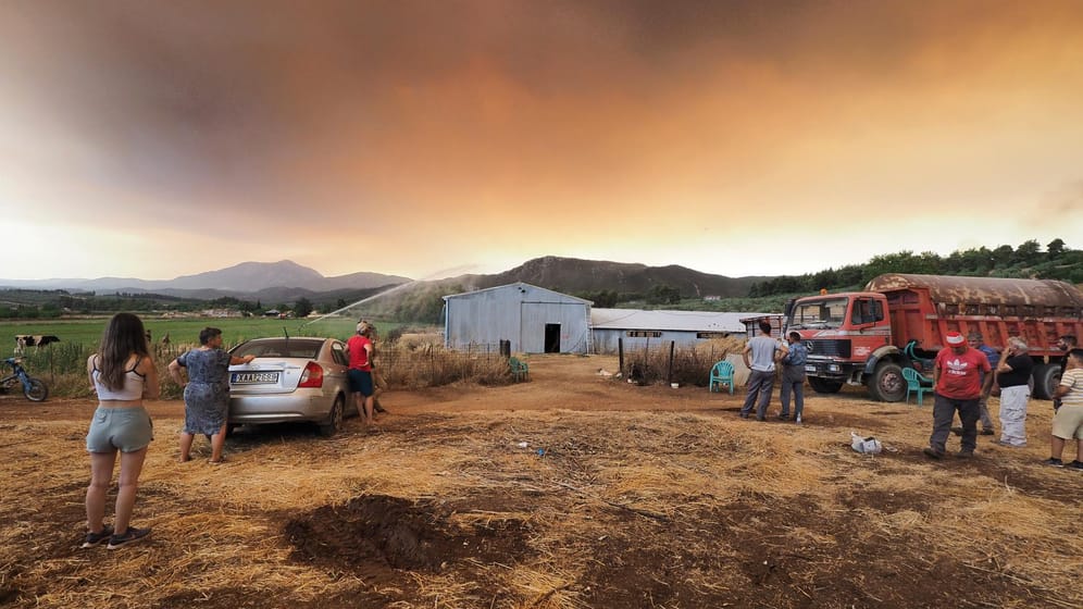 Griechenland: Der Himmel ist bei einem Waldbrand in der Nähe des Dorfes Limni auf der Insel Euböa mit Rauch verhangen.
