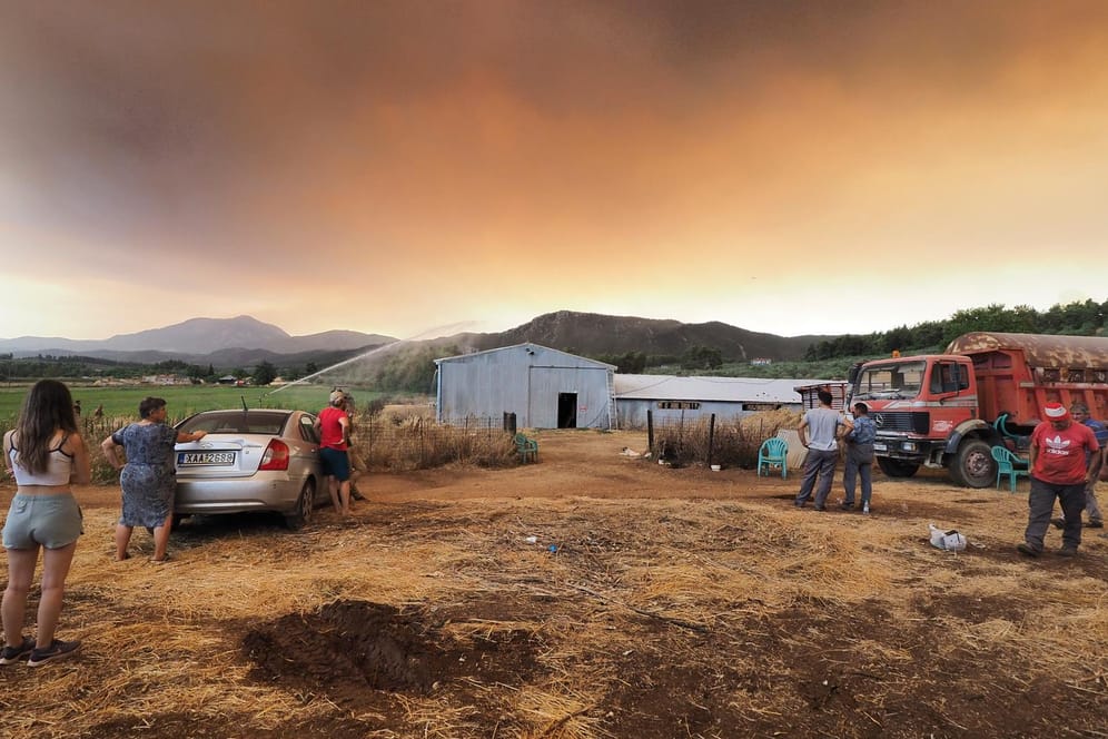 Griechenland: Der Himmel ist bei einem Waldbrand in der Nähe des Dorfes Limni auf der Insel Euböa mit Rauch verhangen.