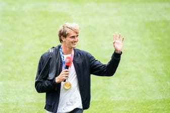 Mit der Goldmedaille in der Allianz Arena: Tennis-Olympiasieger Alexander Zverev.