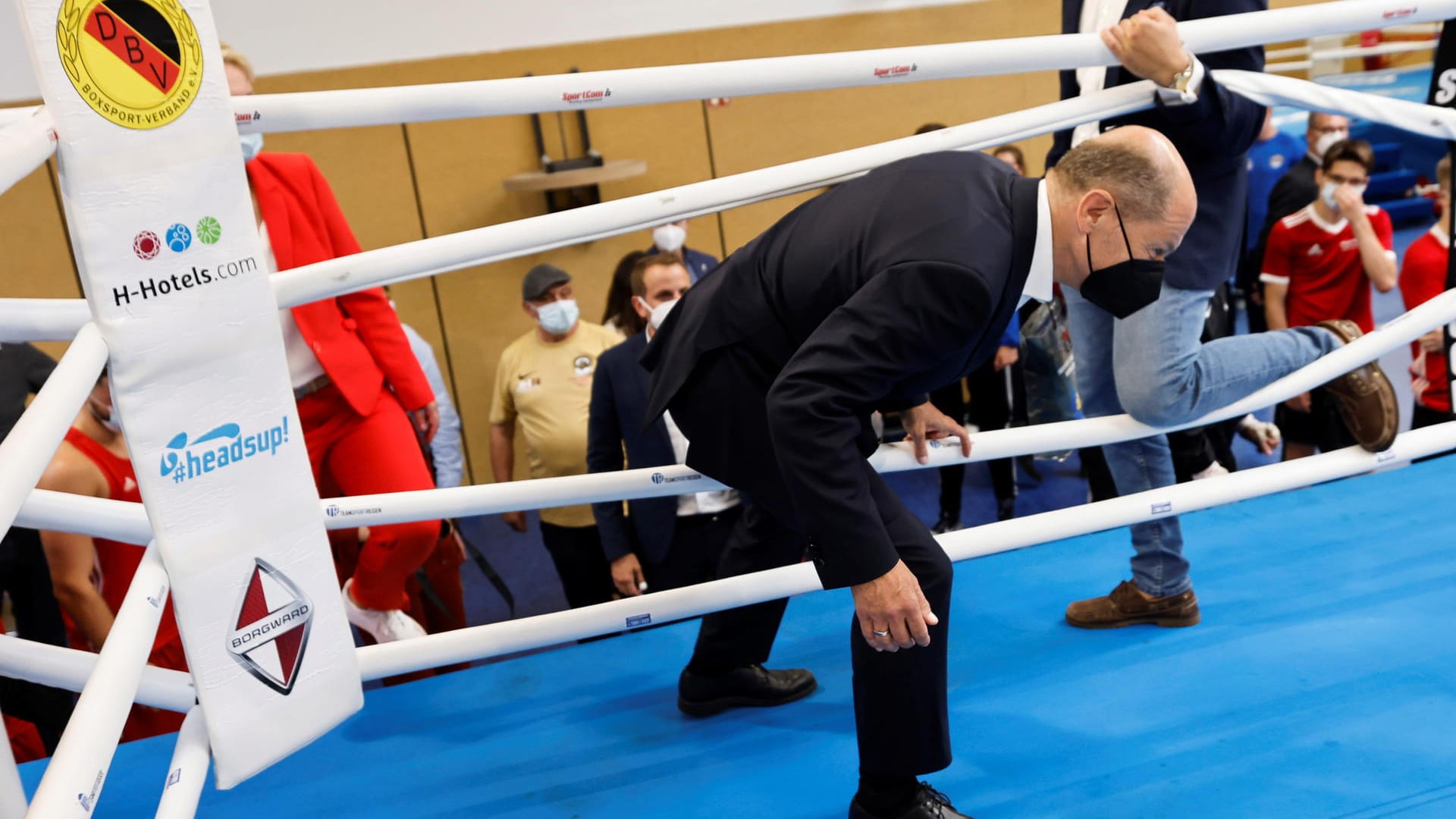 Olaf Scholz betritt den Boxring: Den Kopp wegziehen, um nicht getroffen zu werden.