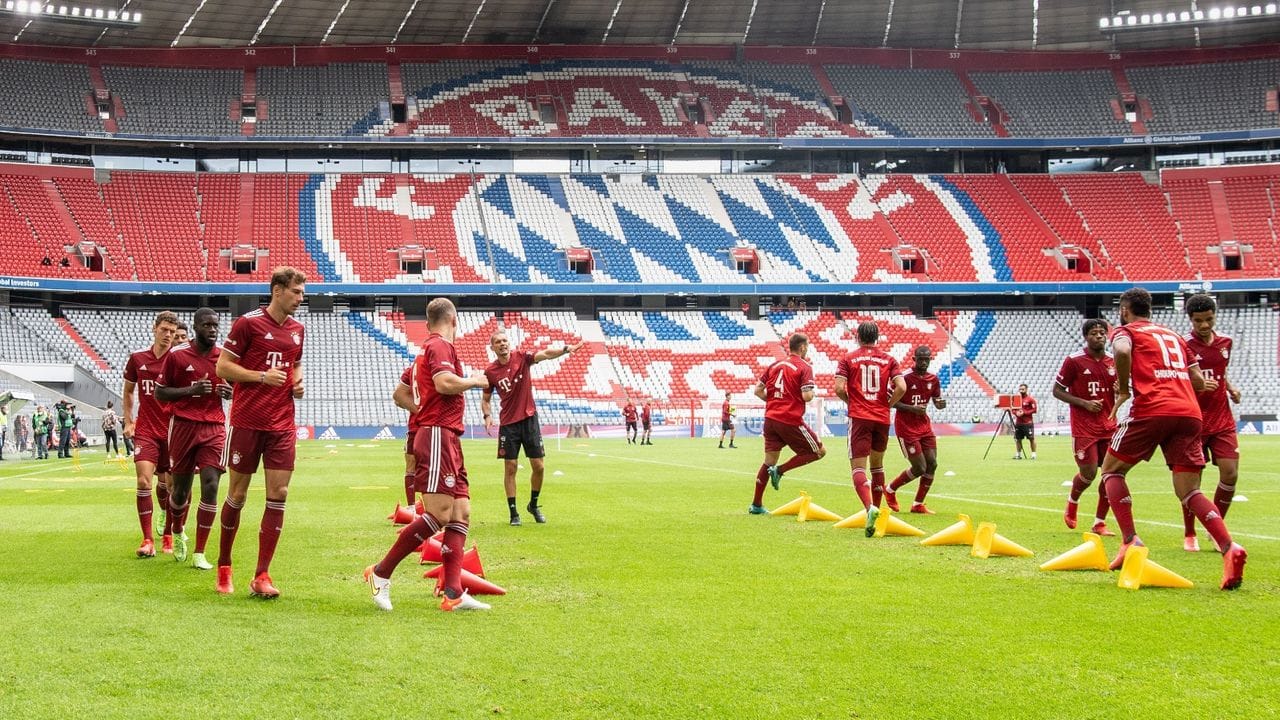 Die Spieler vom FC Bayern München wärmen sich im Stadion auf.