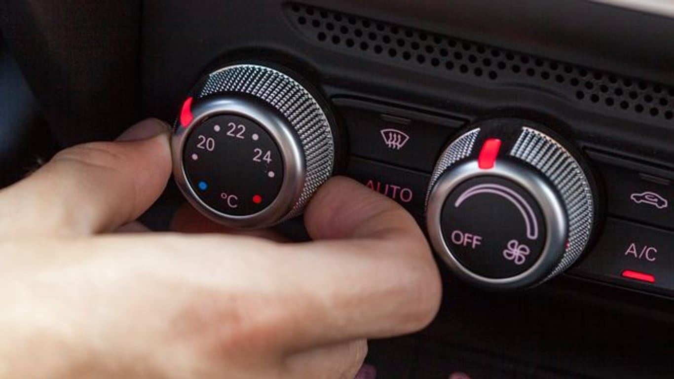Nicht zu weit runterkühlen: Beim Einstellen der Klimaanlage im Auto spielt der genaue Wert der Umgebungstemperatur eine Rolle.