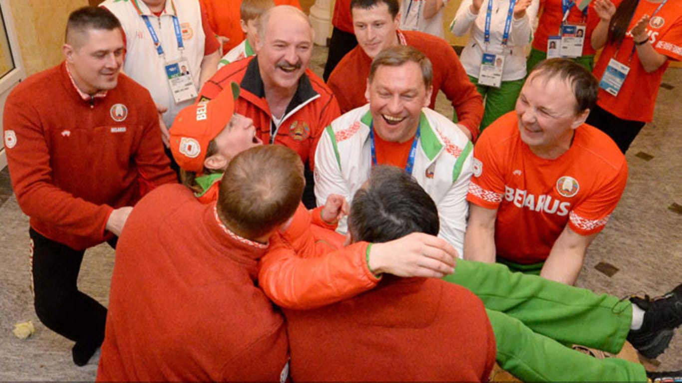 Siegesfeier mit Lukaschenko und Domratschewa: Sportler bekommen für eine Goldmedaille über 100.000 Euro.