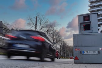 Blitzer in der Innenstadt: Ein Raser ist nach einer wilden Verfolgungsjagd mit der Polizei zu zwei Jahren Gefängnis verurteilt worden.