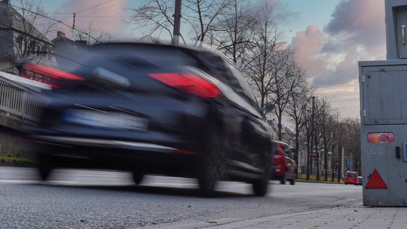 Blitzer in der Innenstadt: Ein Raser ist nach einer wilden Verfolgungsjagd mit der Polizei zu zwei Jahren Gefängnis verurteilt worden.