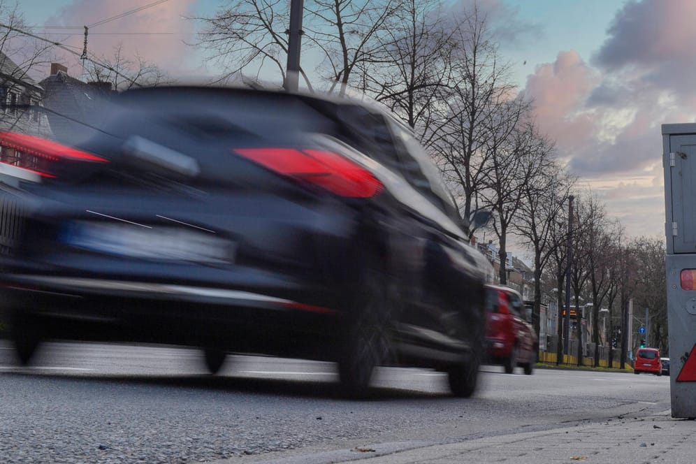 Blitzer in der Innenstadt: Ein Raser ist nach einer wilden Verfolgungsjagd mit der Polizei zu zwei Jahren Gefängnis verurteilt worden.