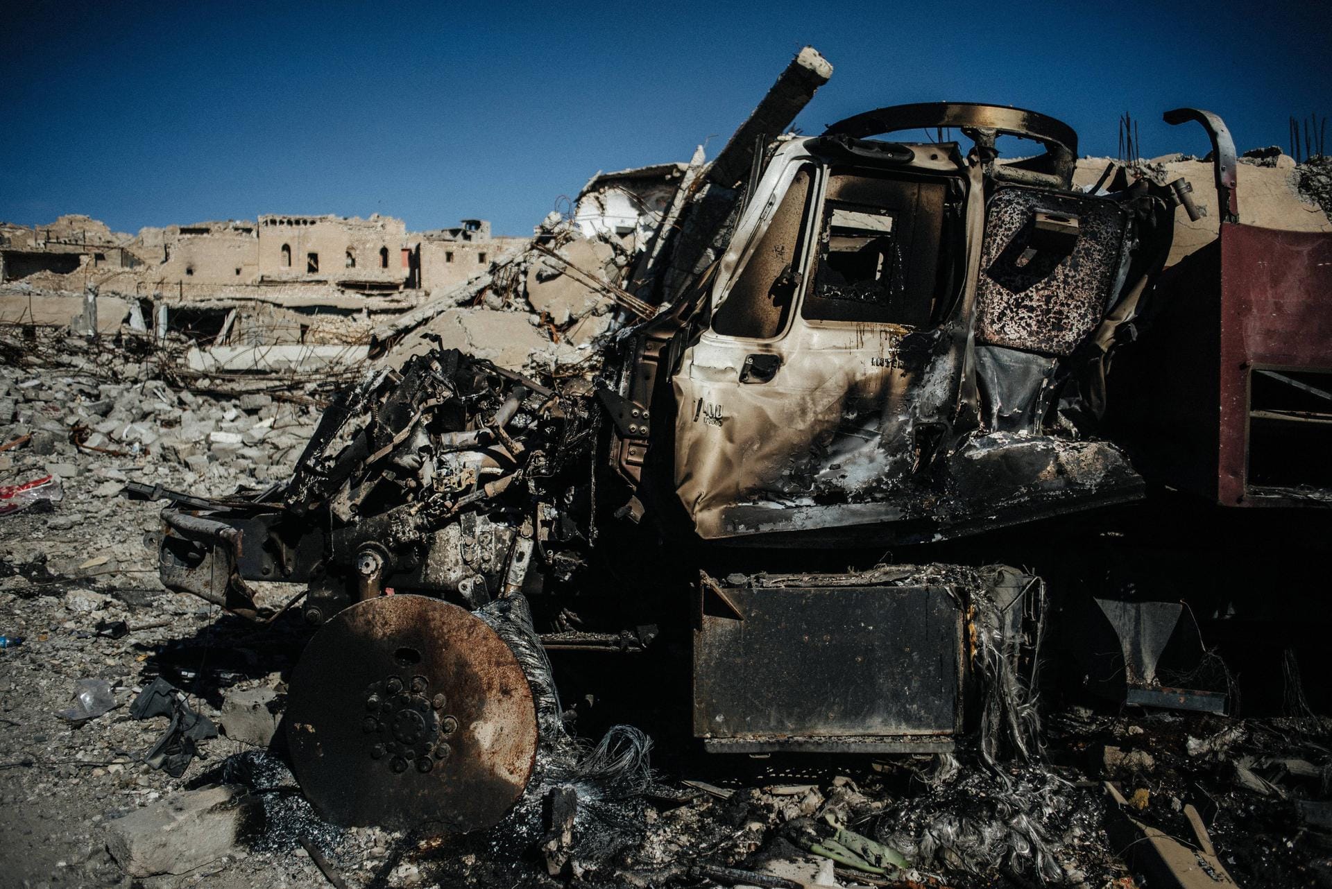 Die völlig zerstörte Stadt Shingal nach der Befreiung: Kurdische Peschmerga, zum großen Teil Jesiden, eroberten die Stadt im November 2015 zurück.