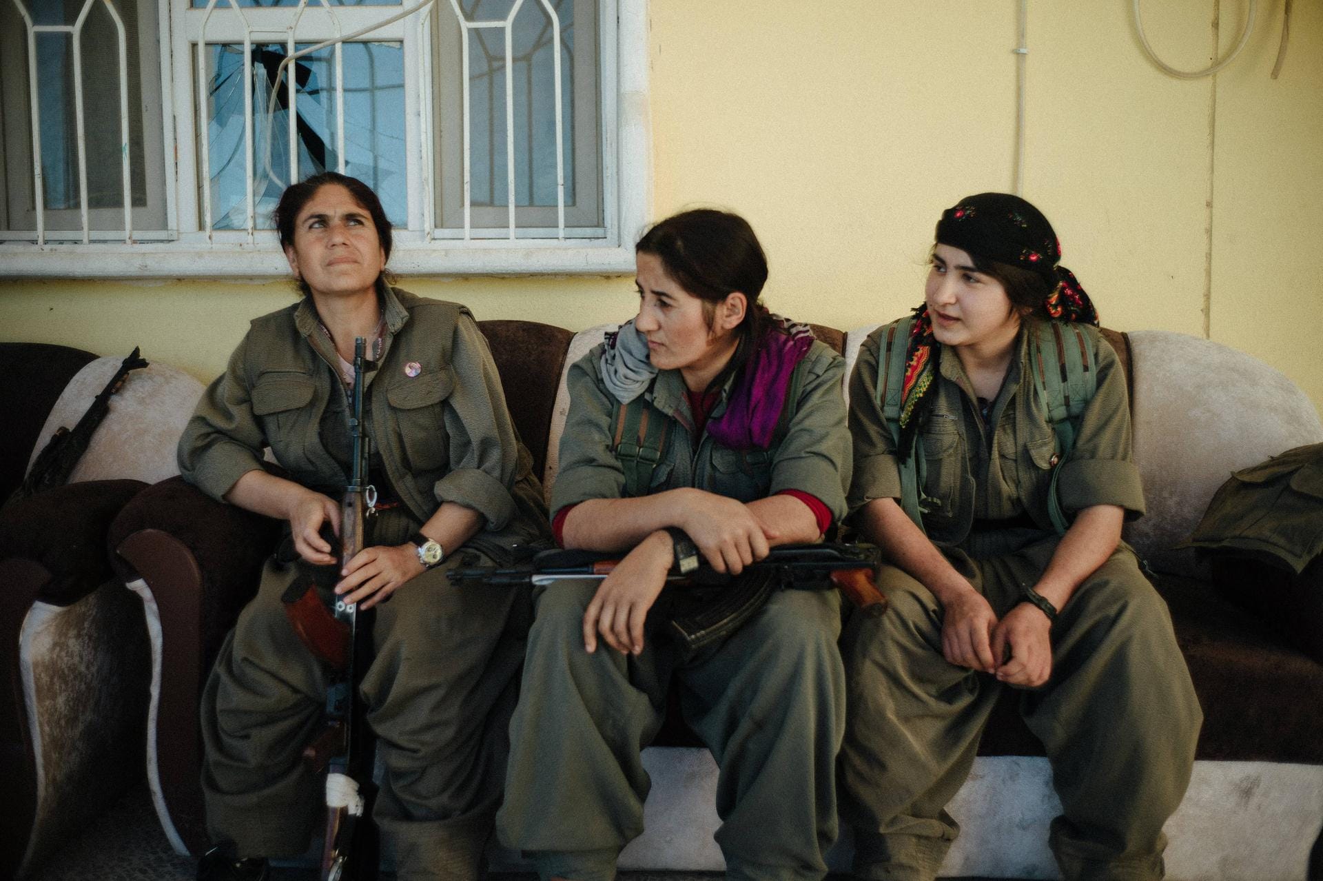 Frauen der jesidischen Widerstandsgruppe YBS: 2015 nach der Befreiung von Shingal.