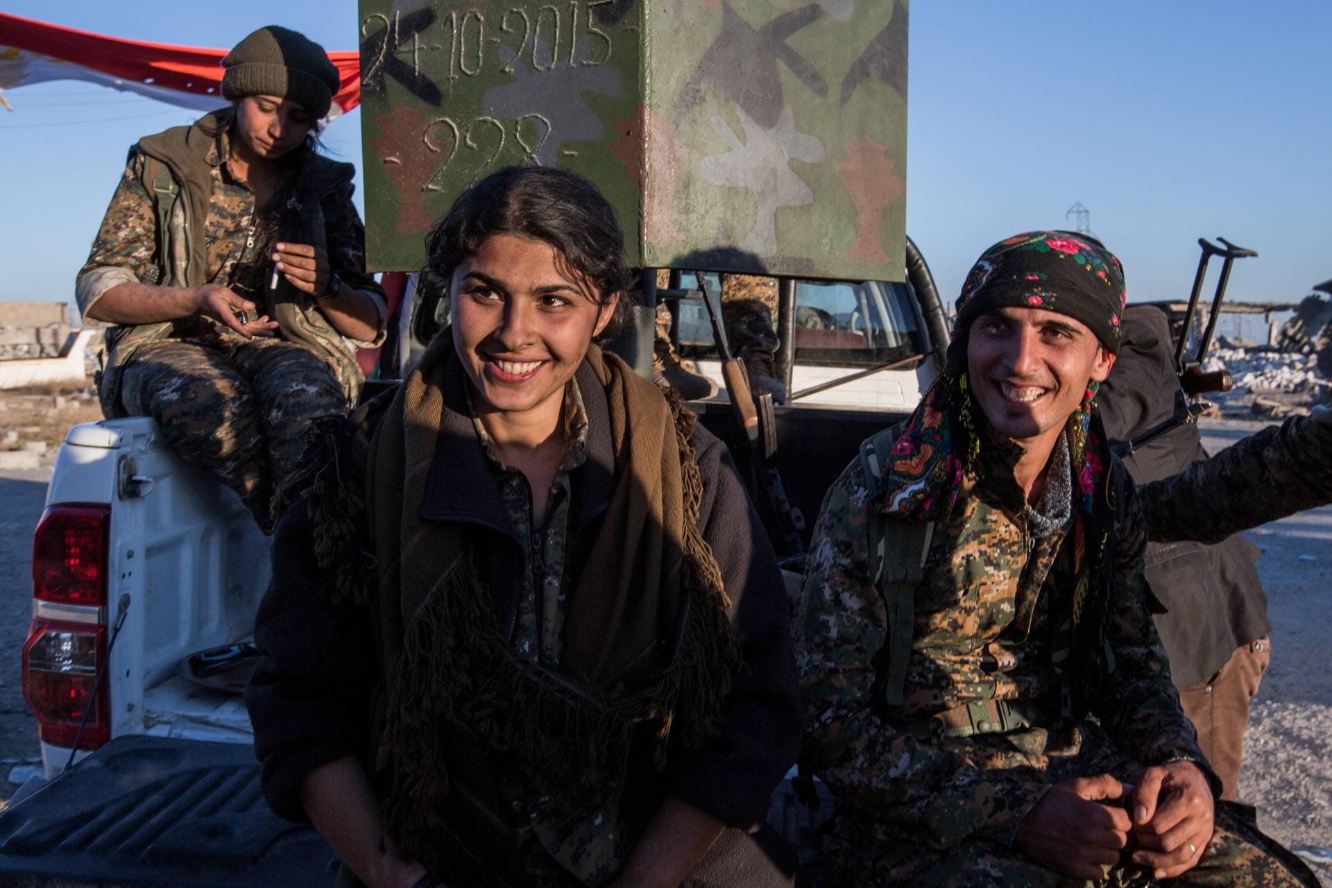 Junge Kämpfer der jesidischen Widerstandseinheit YBS: Nachdem kurdische Einheiten den "Islamischen Staat" aus Shingal vertreiben konnten, halten sie an einer Straßenkreuzung die Stellung.