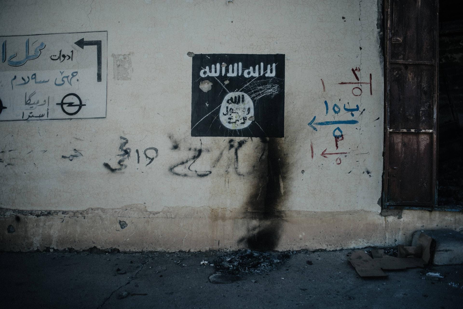 Eine IS-Flagge auf einer Hauswand in Shingal: Der "Islamische Staat" hatte die Stadt im August 2014 überfallen.