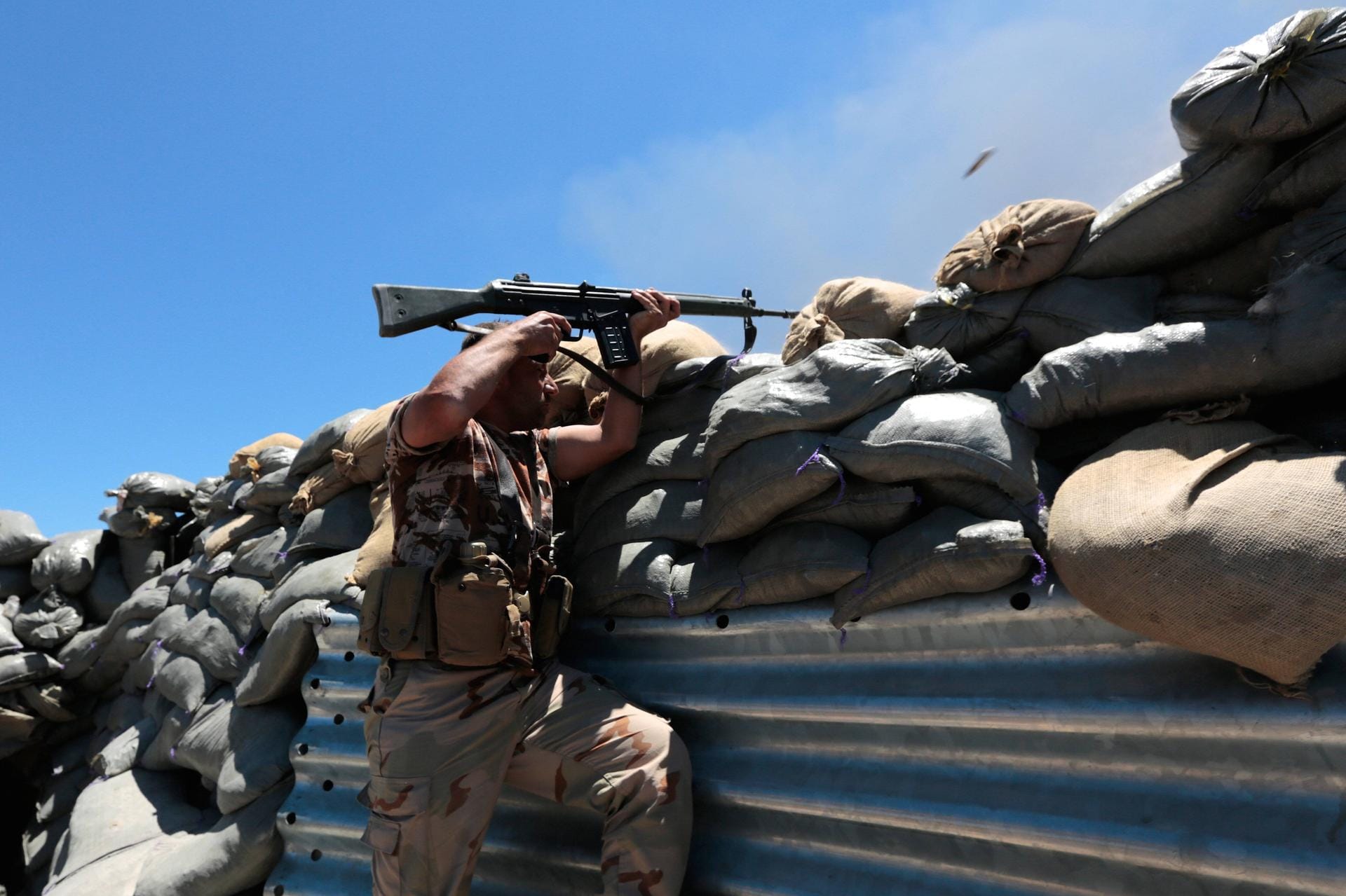 Mai 2015: Peschmerga antworten an einer Stellung auf Feuer von IS-Kämpfern.