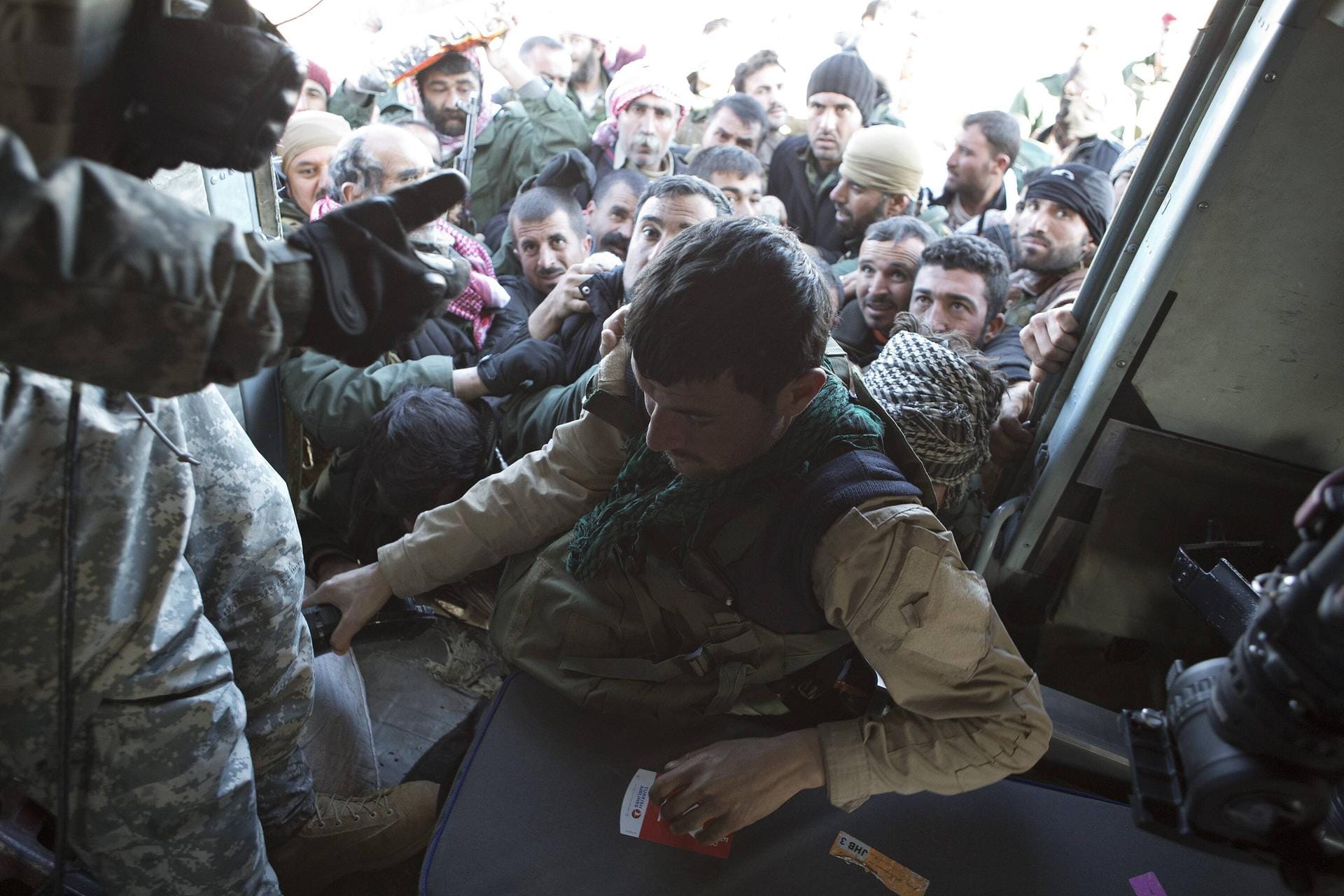 Dezember 2014: Vom IS im Shingal-Gebirge eingekesselte Menschen versuchen einen Platz in einem Helikopter zu bekommen, der sie mit Lebensnotwendigem versorgt hatte.