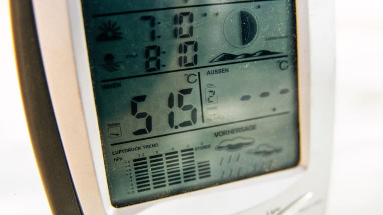 Hitze in der libyschen Wüste: Das Thermometer zeigt mehr als 50 Grad – und eine angebliche Regenprognose. Bei solchen Extremtemperaturen spielt auch die Technik verrückt.