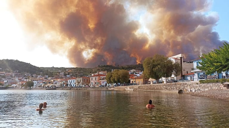 Auch auf der griechischen Ferieninsel Evia wüten die Flammen.APTOPIX Greece Wildfire