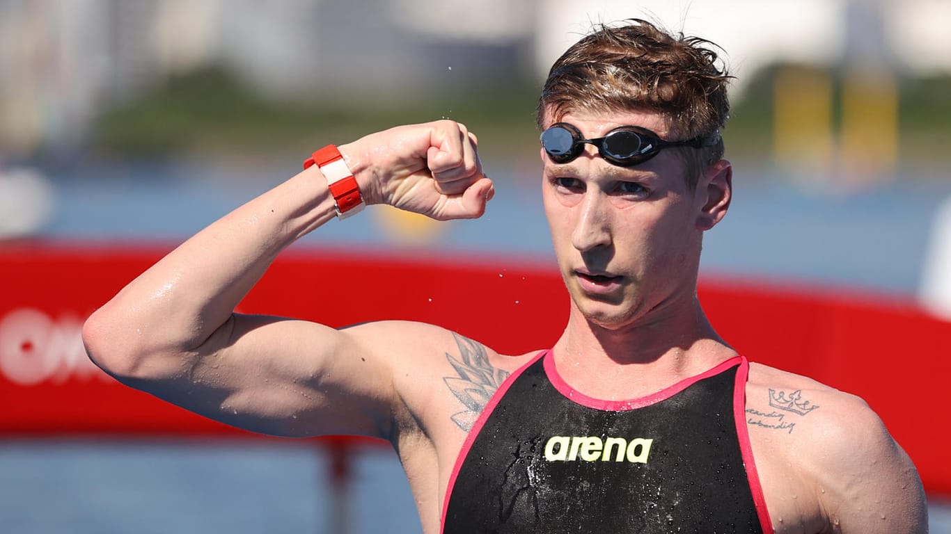 Florian Wellbrock: Das deutsche Schwimmerass bejubelt seine Goldmedaille im Freiwasser.