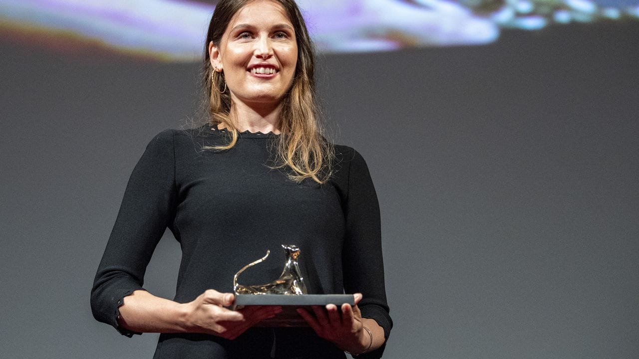 Die Schauspielerin Laetitia Casta hält den Excellence Award beim 74.