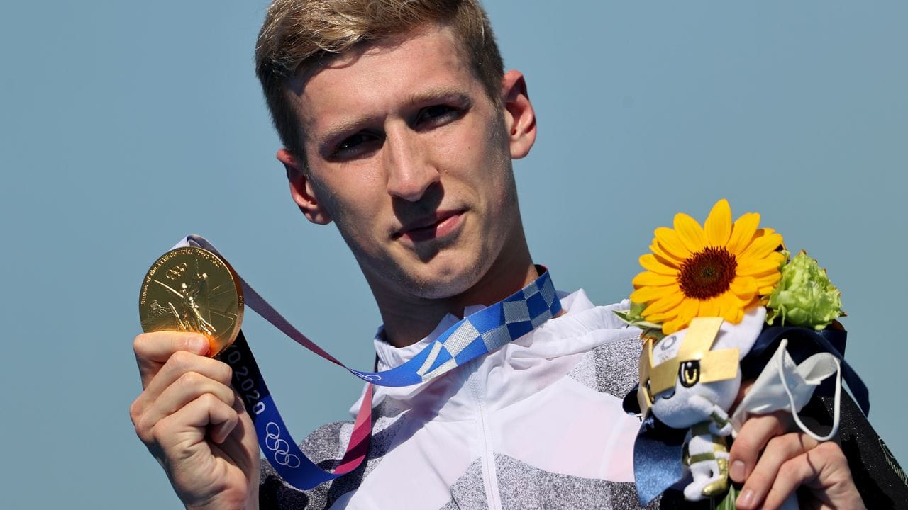 Florian Wellbrock präsentiert stolz die Goldmedaille.