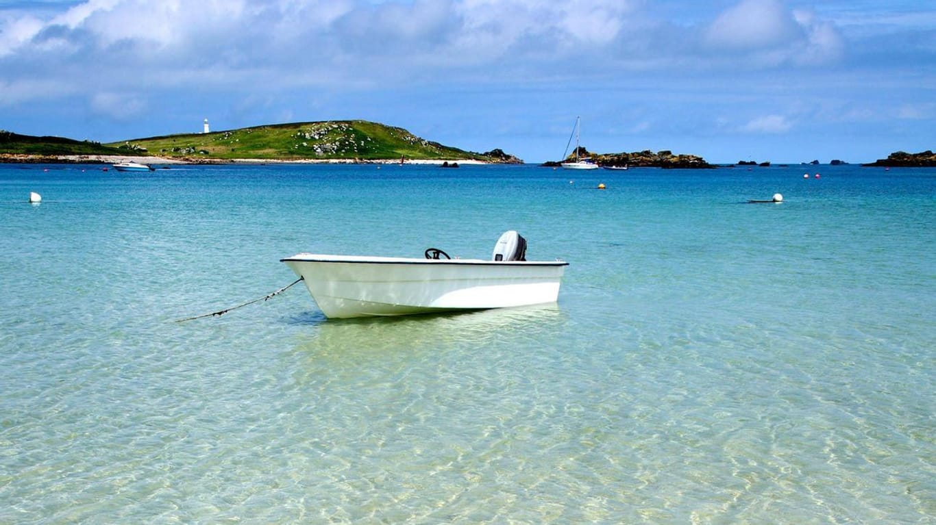 Ein Boot im klaren Wasser vor den Scilly-Inseln: Sieht wirklich aus wie Karibik.