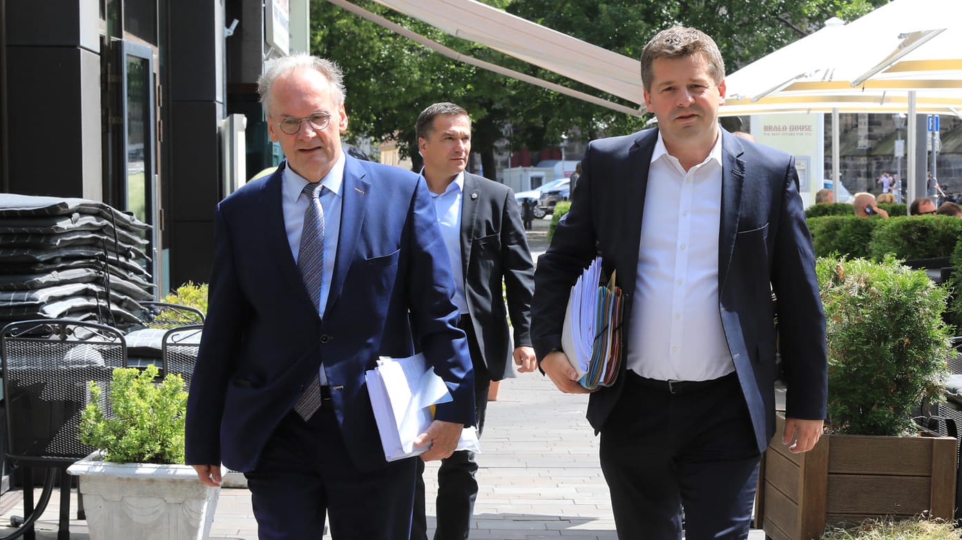 Sachsen-Anhalts amtierender Ministerpräsident Reiner Haseloff (CDU) und der CDU-Vorsitzende Sven Schulze, auf dem Weg zur Koalitionsverhandlung: "Wir sind bei den Koalitionsverhandlungen am Mittwoch inhaltlich sehr gut voran gekommen".