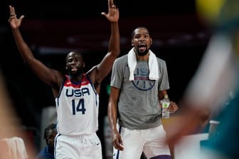 Die US-Basketballer um Kevin Durant (r) und Draymond Green stehen im Finale.