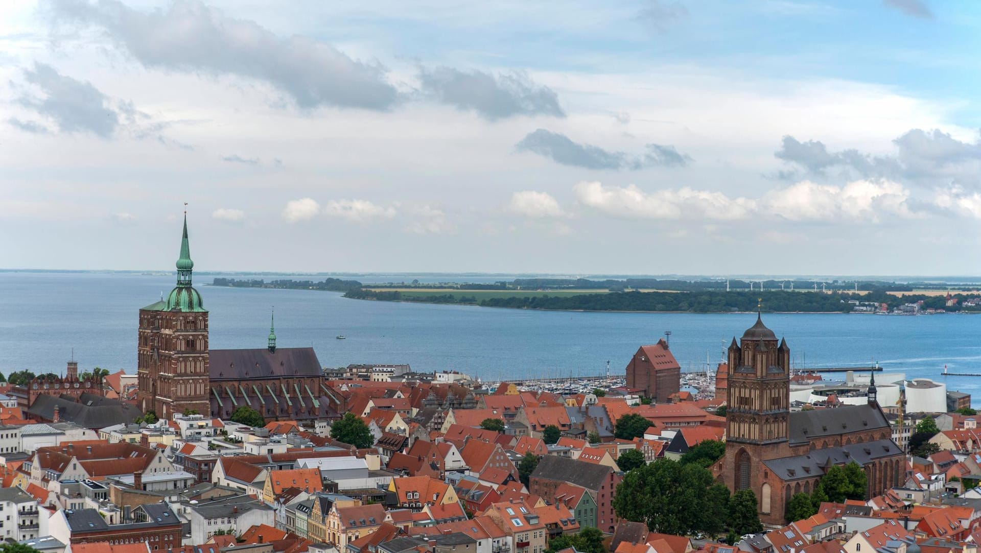 Blick auf Stralsund: Die Polizei sucht nach einem Kind. (Archivbild)