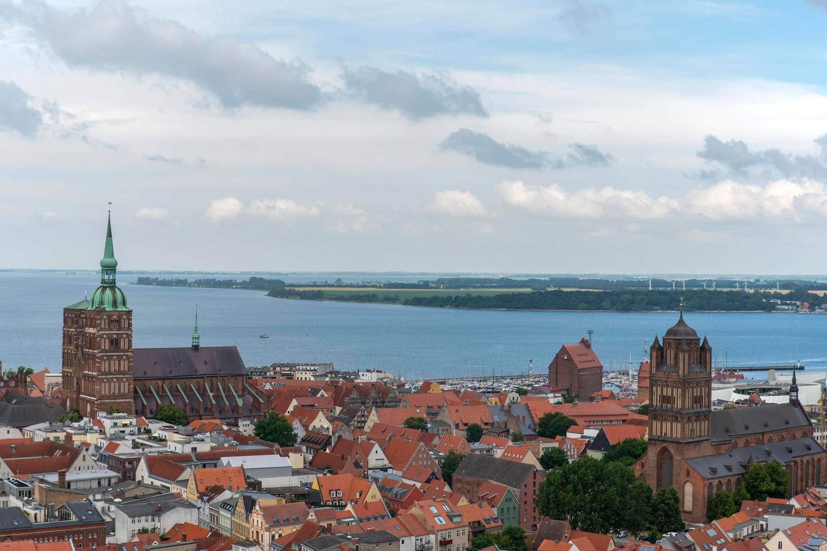 Blick auf Stralsund: Die Polizei sucht nach einem Kind. (Archivbild)