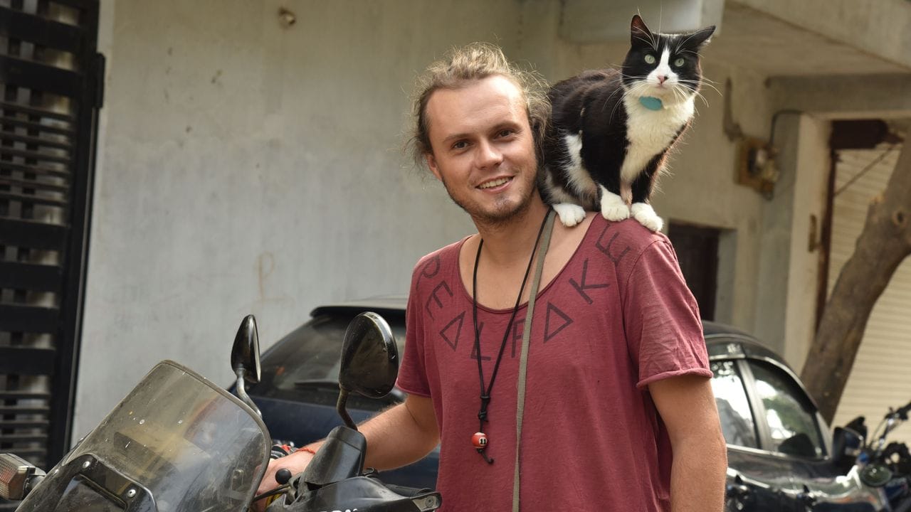 Weltenbummler Martin Klauka mit seiner Katze Mogli in Indien. Weltenbummler Martin Klauka mit seiner Katze Mogli in Indien.