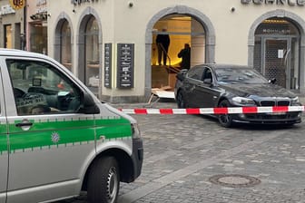 Der BMW vor dem Juweliergeschäft: Drinnen sammelten die Ex-Polizisten Schmuck für 200.000 Euro ein, dann flohen sie mit einem anderen Wagen.