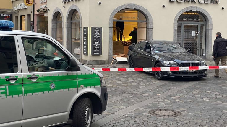 Der BMW vor dem Juweliergeschäft: Drinnen sammelten die Ex-Polizisten Schmuck für 200.000 Euro ein, dann flohen sie mit einem anderen Wagen.
