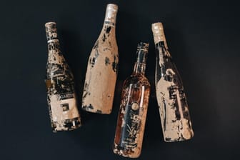 Verschlammte Weinflaschen: Sie werden als Unikate verkauft.