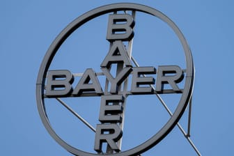 Firmenlogo von Bayer (Symbolbild): Der Chemiekonzern geht in den USA auf Einkaufstour.