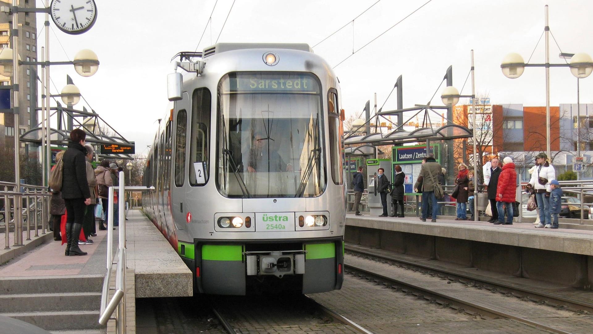 Eine Straßenbahn der Üstra in Hannover-Laatzen (Symbolbild): Ein Mann hat beim Überqueren der Gleise eine einfahrende Bahn übersehen und ist gestorben. Eine Straßenbahn der Üstra in Hannover-Laatzen (Symbolbild): Ein Mann hat beim Überqueren der Gleise eine einfahrende Bahn übersehen und ist gestorben.