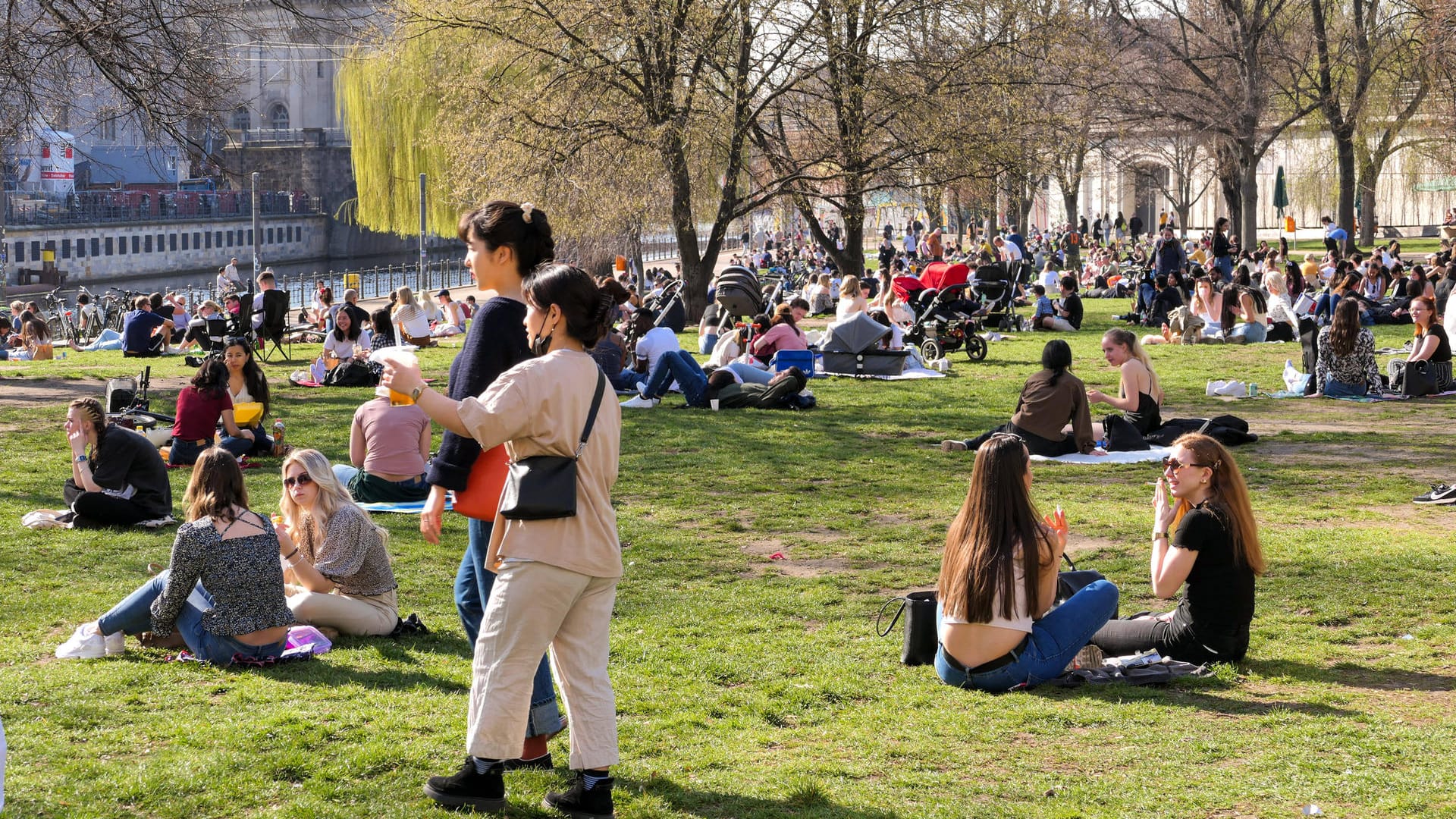 Besucher im James-Simon-Park (Archivbild): Der Berliner Park soll am Wochenende nachts geschlossen werden.