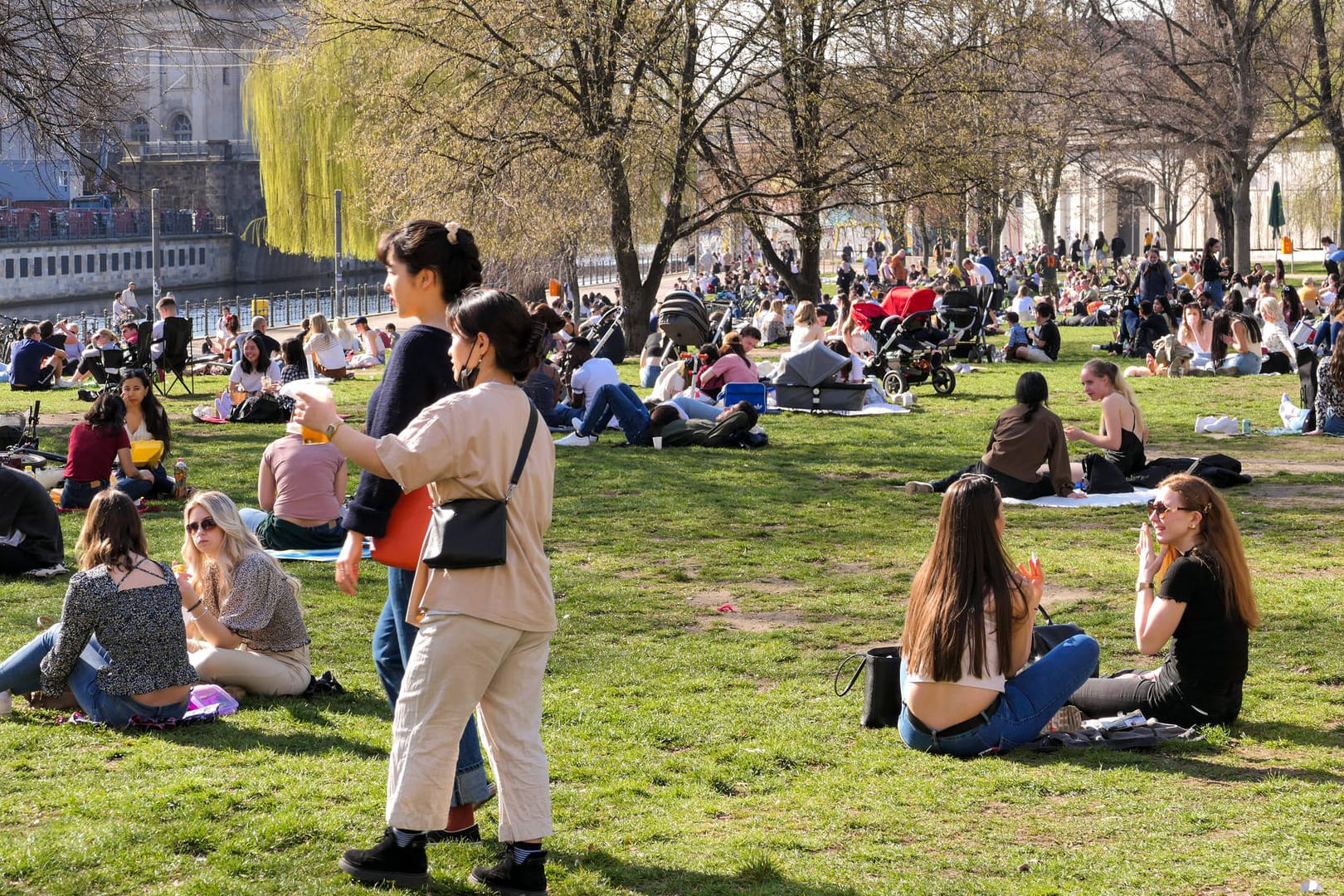 Besucher im James-Simon-Park (Archivbild): Der Berliner Park soll am Wochenende nachts geschlossen werden.