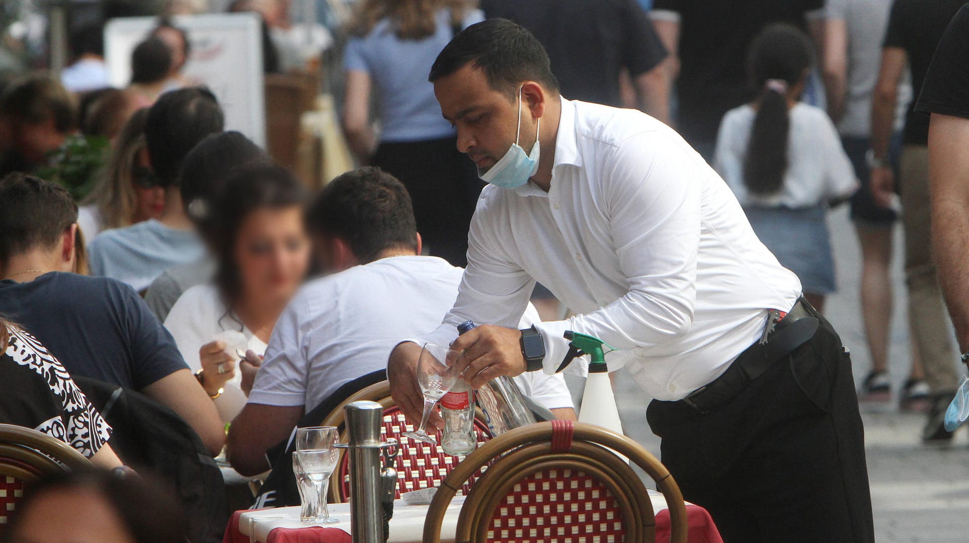 Ein Kellner in einem Düsseldorfer Restaurant (Symbolbild): Besonders in der Gastronomie geht die Kurzarbeit zurück.