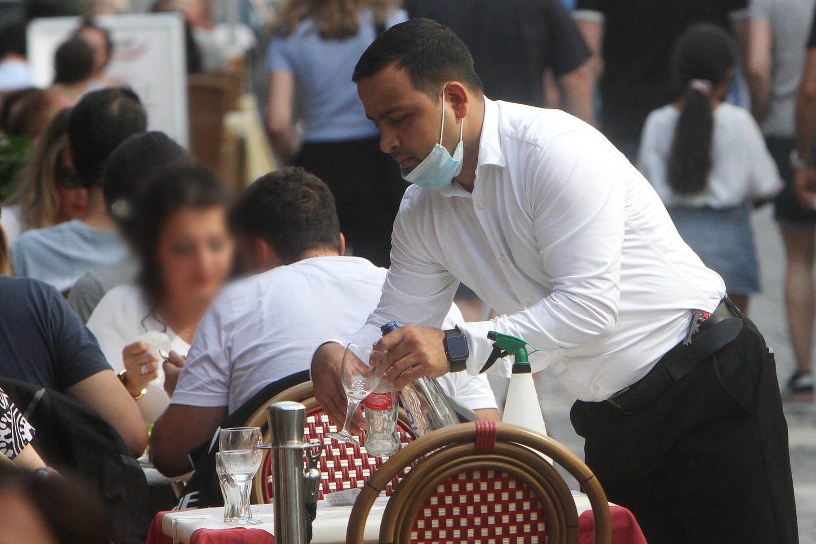 Ein Kellner in einem Düsseldorfer Restaurant (Symbolbild): Besonders in der Gastronomie geht die Kurzarbeit zurück.