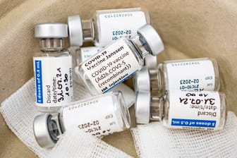 Impfstoff-Ampullen des Covid-19-Vakzins von Johnson & Johnson: Trotz der sich ausbreitenden Delta-Variante sei die Impfnachfrage bereits vor den Sommerferien gesunken.