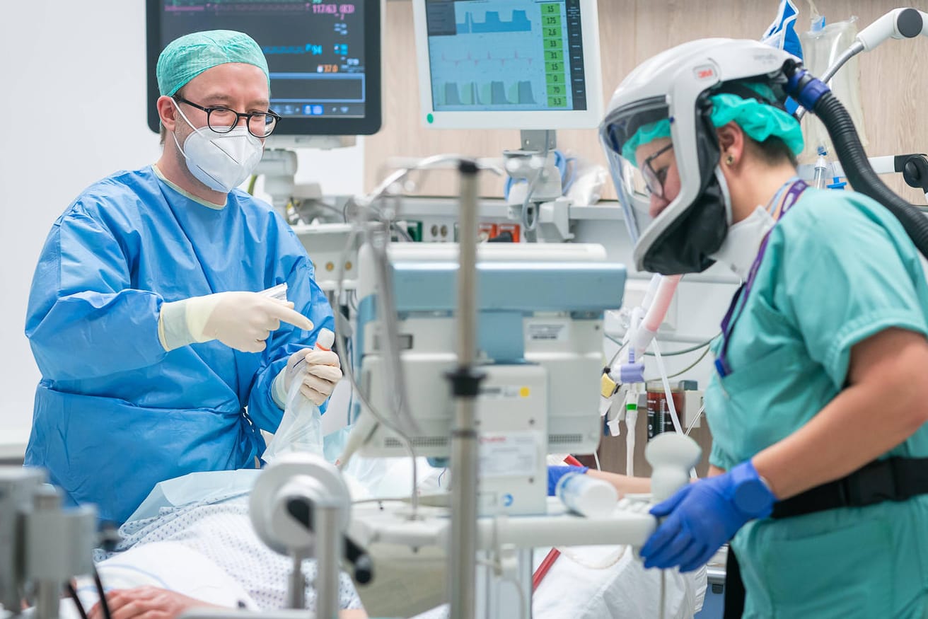 Covid-Intensivstation: Nach einer Infektion mit dem Coronavirus steigt einer Studie zufolge das Risiko für Herz-Kreislauf-Erkrankungen.