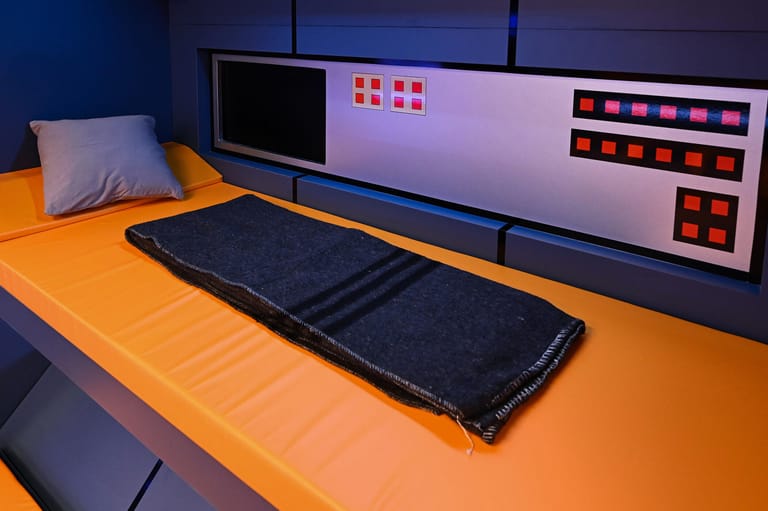 Einzelbett in der Raumstation von Promi Big Brother 2021.