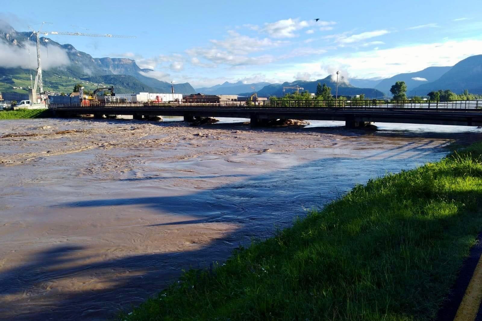 Die Etsch tritt über ihre Ufer: Mehrere Flüsse führen Hochwasser, warnt die Feuerwehr.