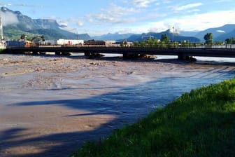 Die Etsch tritt über ihre Ufer: Mehrere Flüsse führen Hochwasser, warnt die Feuerwehr.