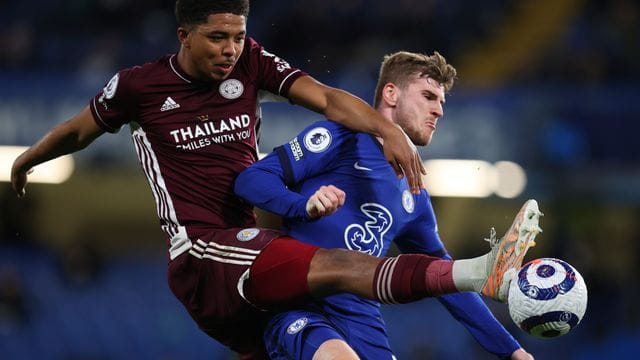 Leicester-Profi Wesley Fofana (l), hier im Zweikampf mit Chelseas Timo Werner, hat sich in einem Testspiel schwer verletzt. Leicester-Profi Wesley Fofana (l), hier im Zweikampf mit Chelseas Timo Werner, hat sich in einem Testspiel schwer verletzt.