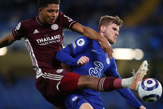 Leicester-Profi Wesley Fofana (l), hier im Zweikampf mit Chelseas Timo Werner, hat sich in einem Testspiel schwer verletzt.