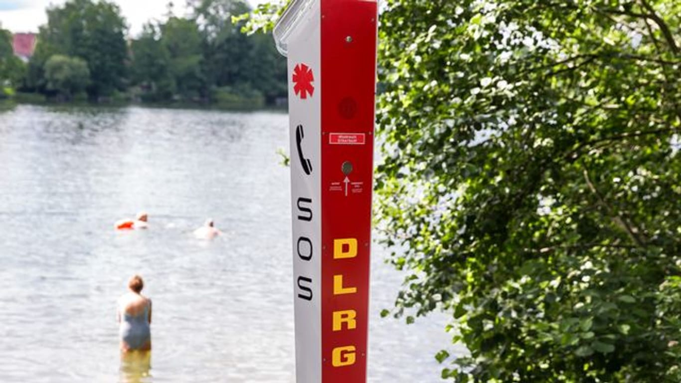 SOS-Notrufsäule der DLRG an Badestelle