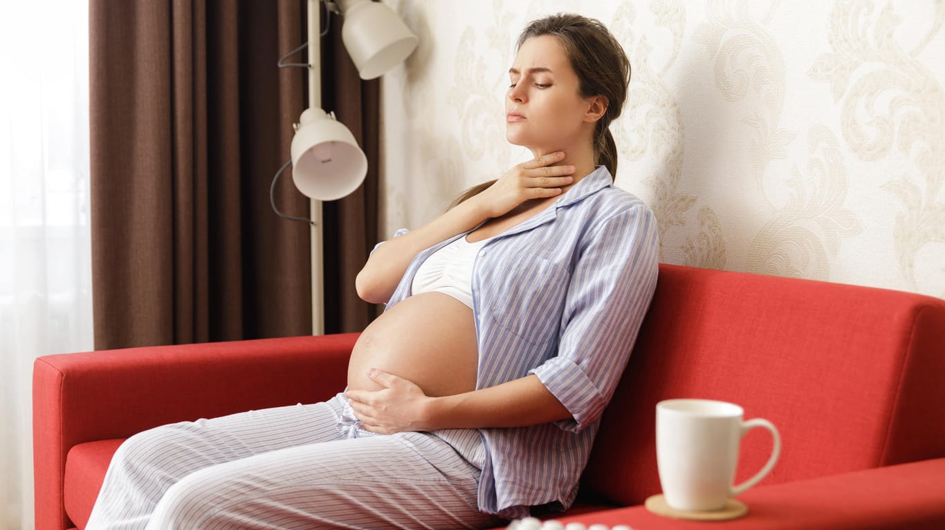 Eine Schwangere hat Halsbeschwerden: Wie gefährlich ist eine Scharlach-Infektion in der Schwangerschaft?