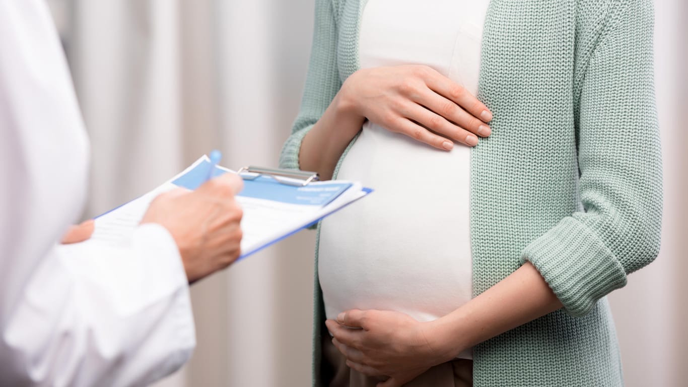 Eine Schwangere bei einer Ärztin: Bei Scharlach ist auch in der Schwangerschaft eine Behandlung mit Antibiotika angebracht.