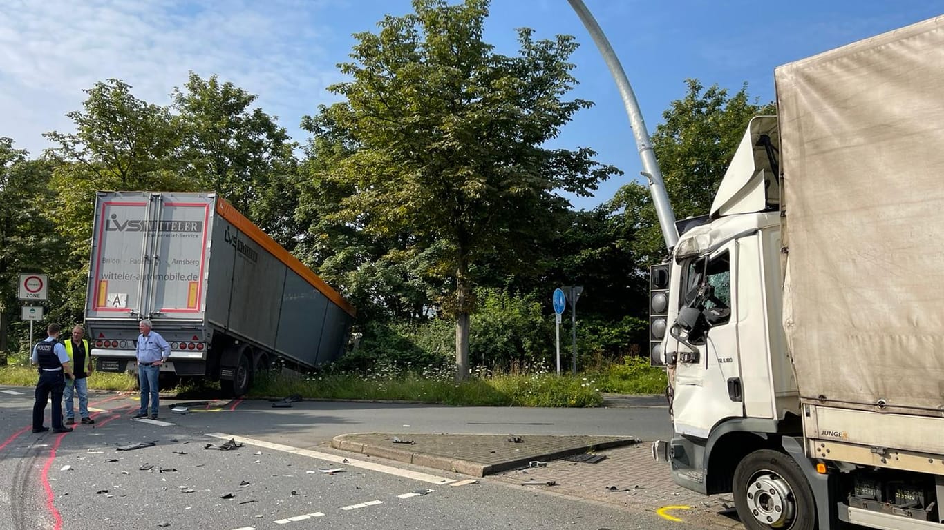 Zwei Lkw stehen beschädigt an einer Unfallstelle in Dortmund: Zu dem Unfall ist es am Donnerstagmorgen im Westen der Stadt gekommen.
