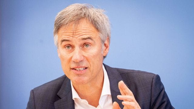 Bitkom-Präsident Achim Berg stellt in der Bundespressekonferenz die Studie "Wirtschaftsschutz und Cybercrime" vor. Bitkom-Präsident Achim Berg stellt in der Bundespressekonferenz die Studie "Wirtschaftsschutz und Cybercrime" vor.