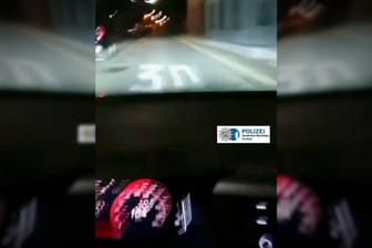 Der Tacho zeigt Tempo 104, auf der Straße ist die Geschwindigkeitsbegrenzung zu sehen: Die Polizei Krefeld hat diesen Screenshot aus dem Raservideo geteilt.